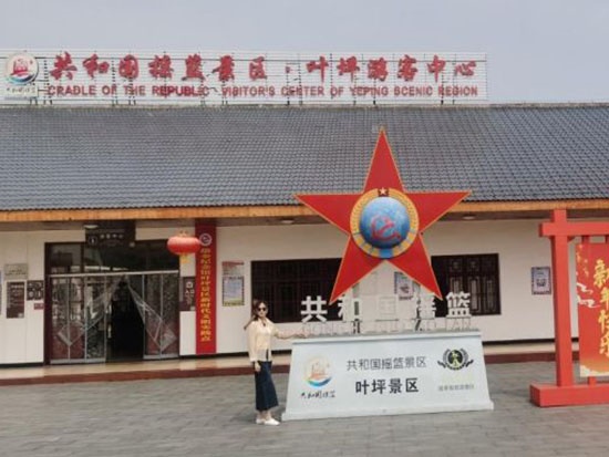 黨建引領(lǐng)發(fā)展，創(chuàng)新驅(qū)動(dòng)未來(lái)